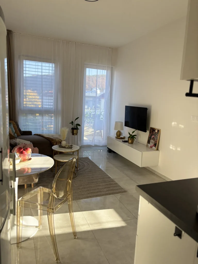 Slnečná obývacia izba s jedálenským stolom – Apartmán Alcorso 144, Banská Bystrica