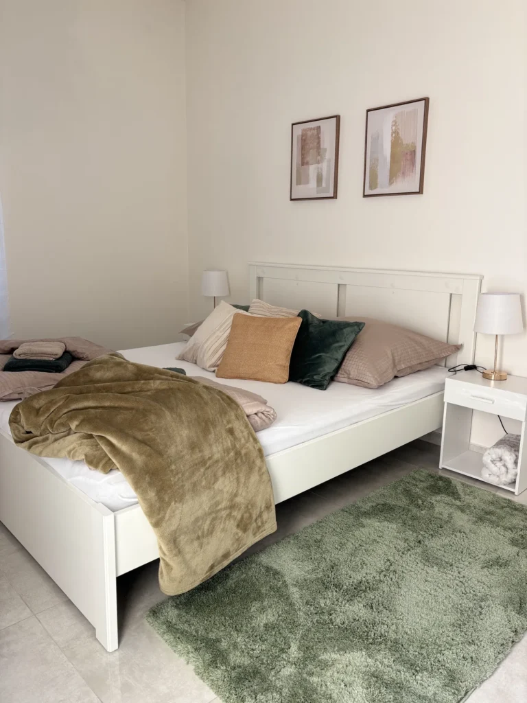 Spálňa s manželskou posteľou – Apartmán Alcorso 144, Banská Bystrica